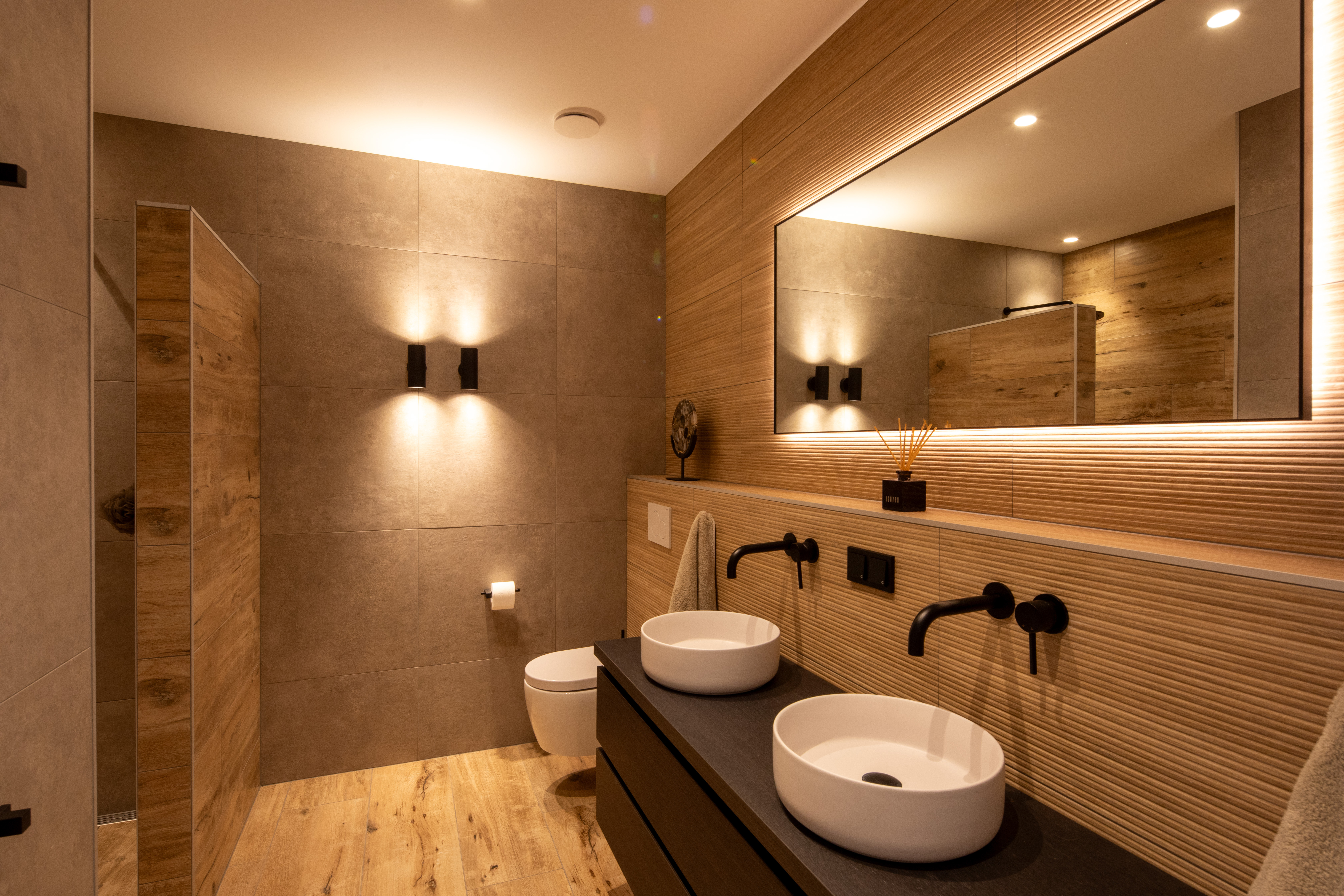 Badkamer met spanplafond en verlichting