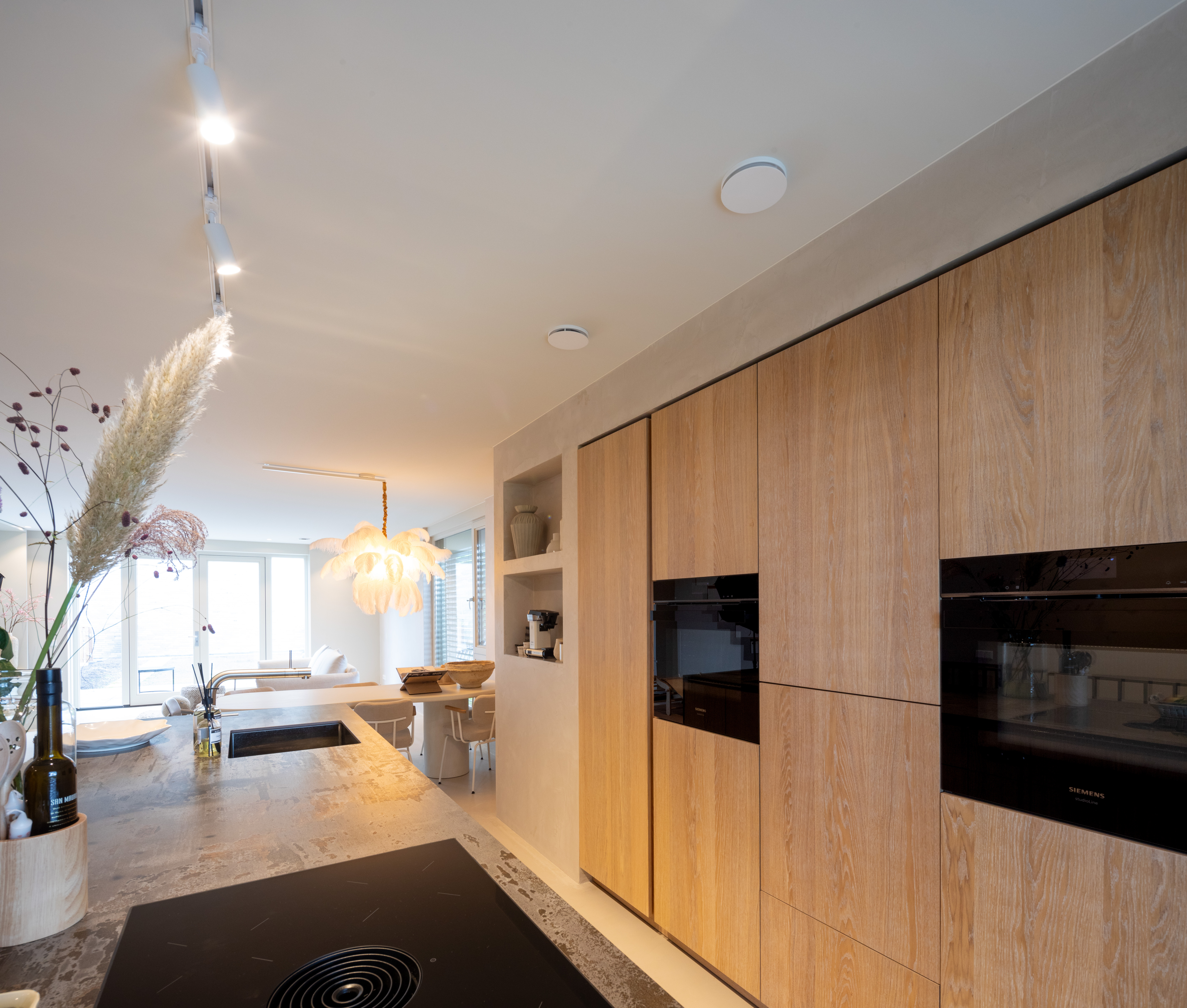 Keuken met spanplafond en verlichting