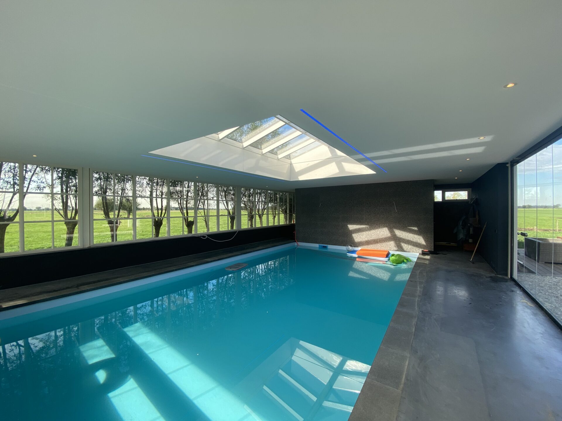 Zwembad met spanplafond