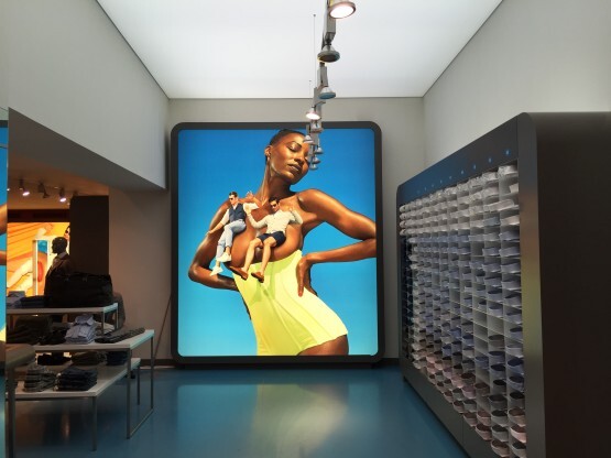 Impressie van kantoor Suitsupply met lichtdoorlatend spanplafond met verlichting