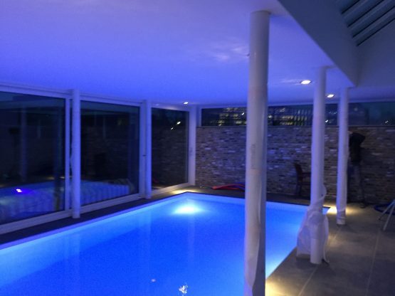 Impressie van zwembad met spanplafond met verlichting