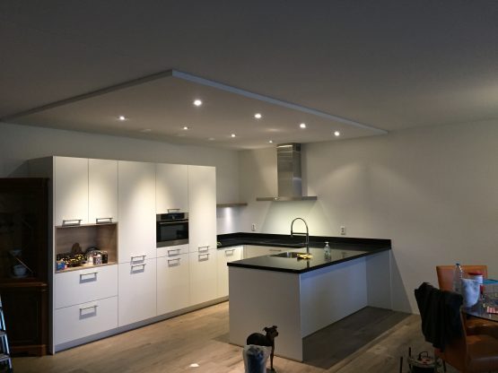 Impressie van keuken met spanplafond met verlichting