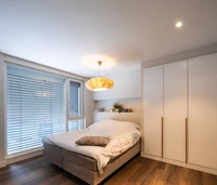 Slaapkamer met spanplafond en verlichting Slaapkamer met spanplafond en verlichting