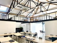 Impressie van kantoor met spanplafond Impressie van kantoor met spanplafond