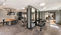 Impressie van Kapsalon Aritz met spanplafond en verlichting Impressie van Kapsalon Aritz met spanplafond en verlichting